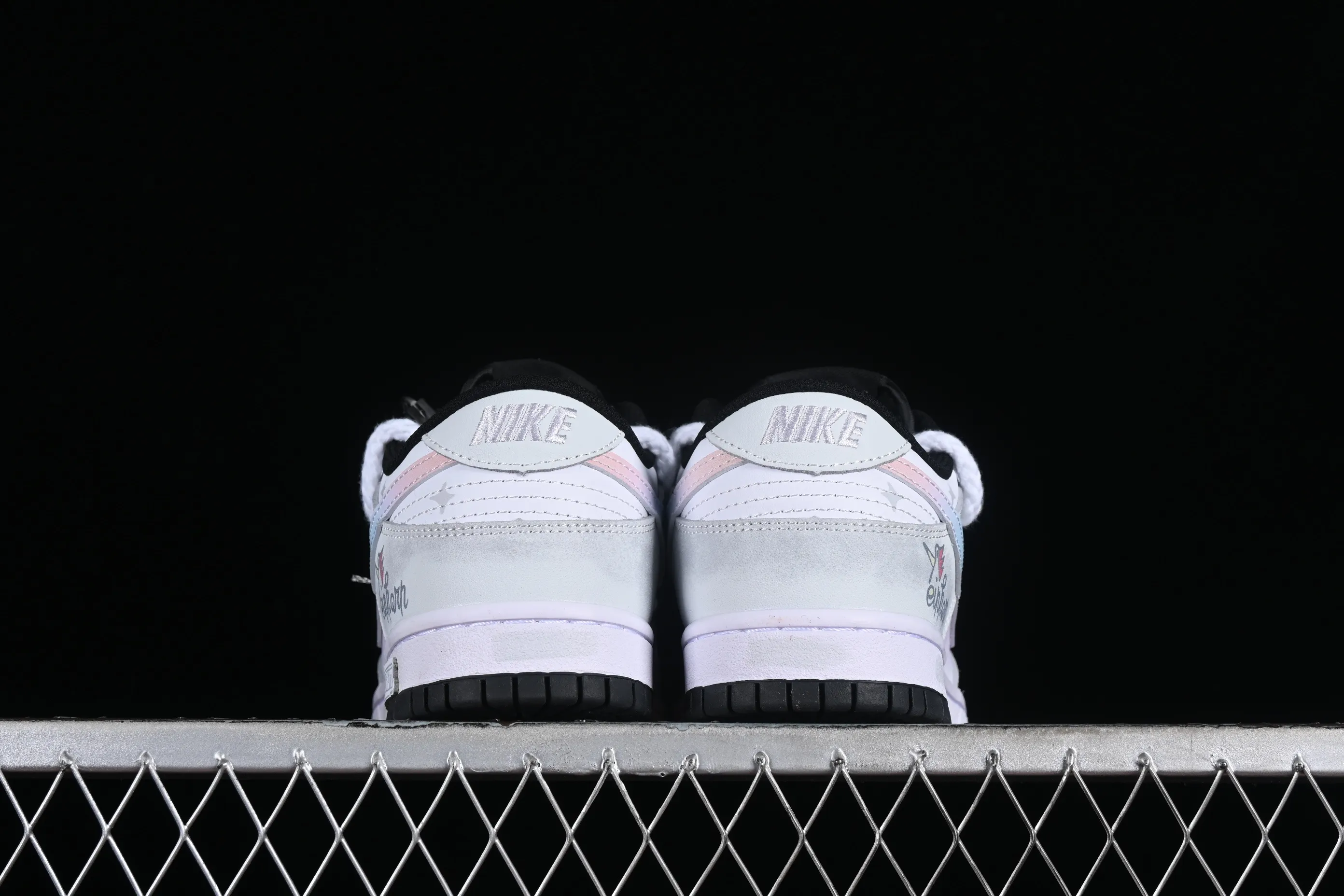 All Categories Nk SB Dunk Series Nk SB Dunk Low Low-top sneakers Nk Dunk Low Customized Da Vinci Xingli Flash Wing Simple black, white and gray SB strap low-top casual sneakers CW1590-100